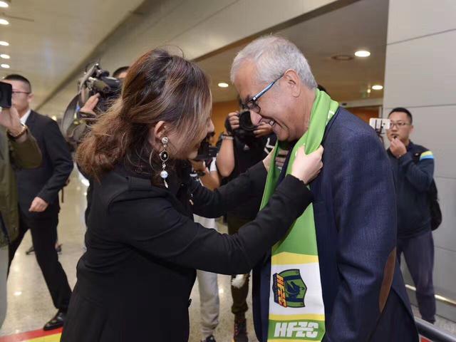 剧集播出十天后，主演莉莉·柯林斯发布了第四季下半部剧照，解锁了艾米丽的意大利之旅。