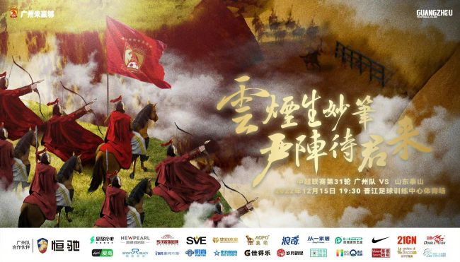 怀中小七（哈珀·赛雯·贝克汉姆）身穿小碎花罩衫，左顾右盼呆萌惹人爱。