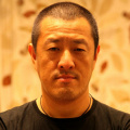 甄子丹携家人热带过年 汪诗诗清凉装扮显好身材 2015-02-22 日前，甄子丹携全家前往热带某地度假过年，他身穿白色背心、短裤，踩着人字拖现身沙滩，墨镜遮阳帽更是准备齐全，一副清凉装扮露出肌肉，显矫健好身材。