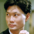 大片中，肖战头戴斗笠，黑纱轻垂，红纱背景下传递浓浓的国风意境；一袭黑衣的肖战眼神邪魅上演黑化侧颜杀，颇有“魏无羡”的既视感。